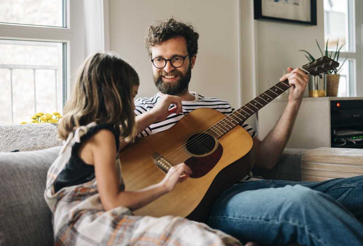 Mann und Frau mit Gitarre