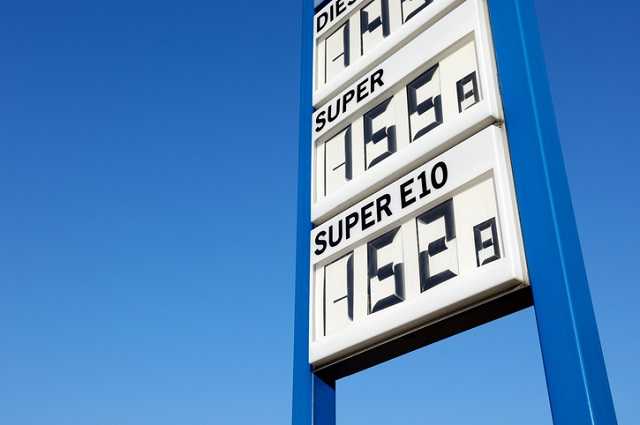Tankstellen-Schild mit Kosten für Kraftstoffe