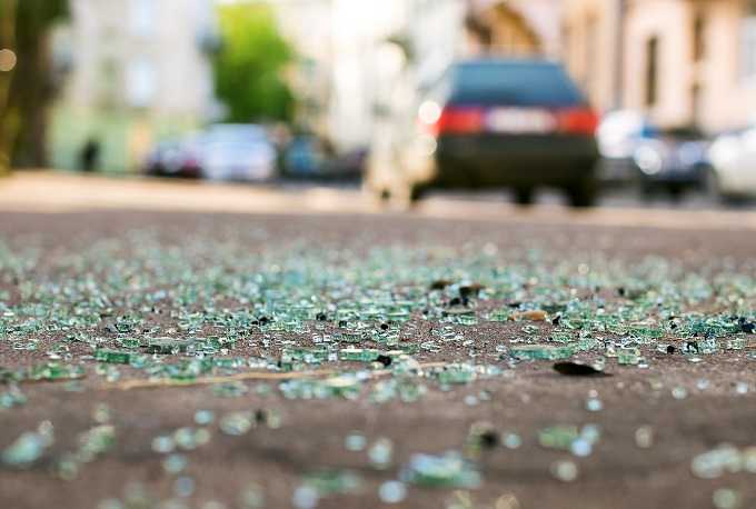 Autounfall mit zerbrochenem Glas