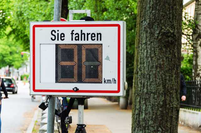Schild mit Geschwindigkeitsanzeige