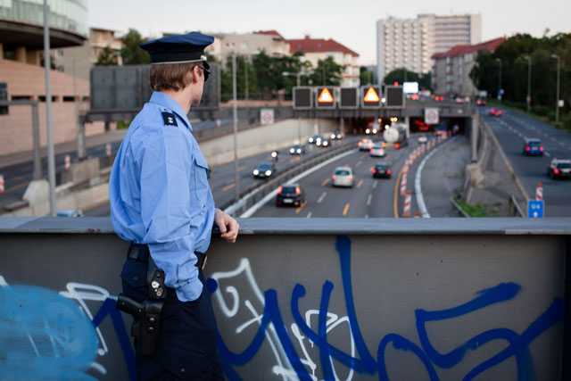 Verkehrspolizist auf Brücke