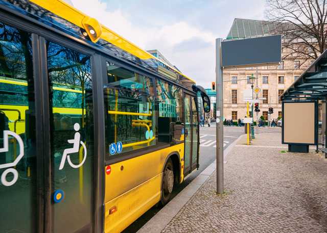 Bus mit Einstieg für Behinderte