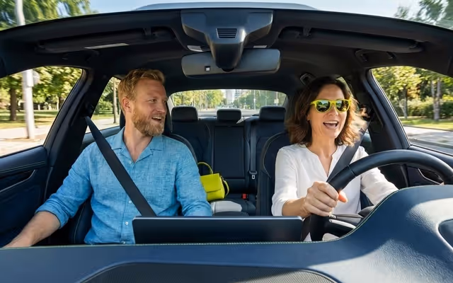 Frau und Mann im Auto
