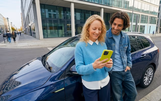 Personen vor Auto