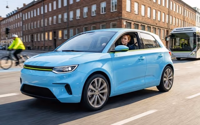 Frau am fahren