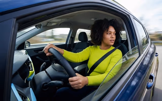 Frau am fahren