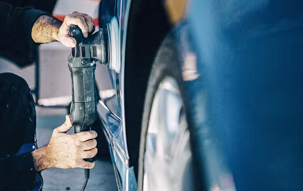 Autoreifen während einer Wartung in der Werkstatt