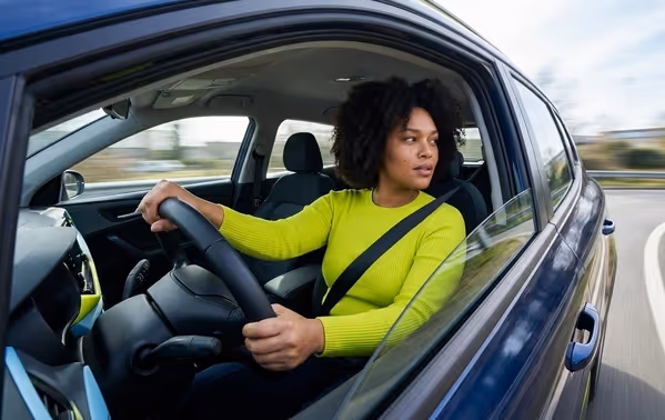 Frau am fahren