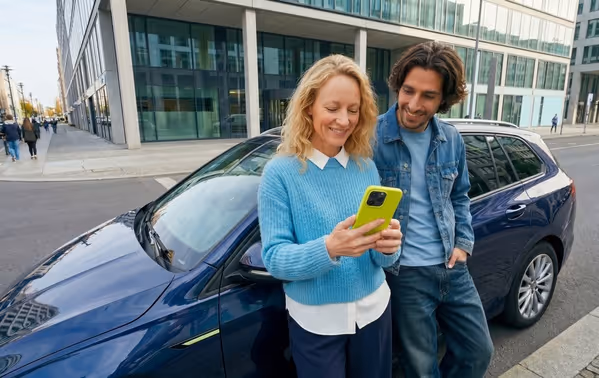 Personen vor Auto