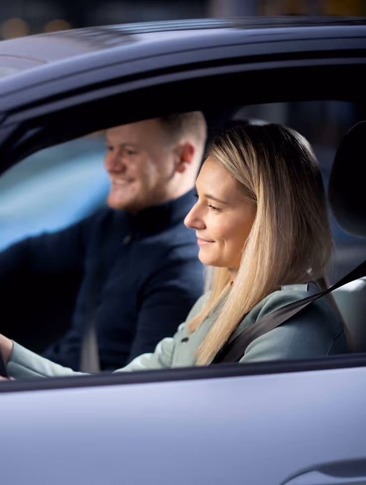 Frau und Mann in einem Kfz