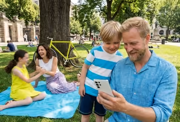 Familie sitzt im Park.