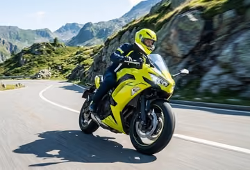 Mann sitzt auf seinem Motorrad