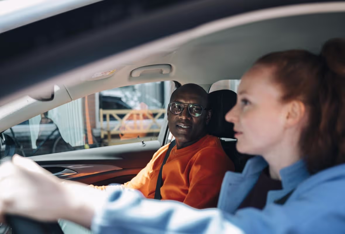 Paar im Auto