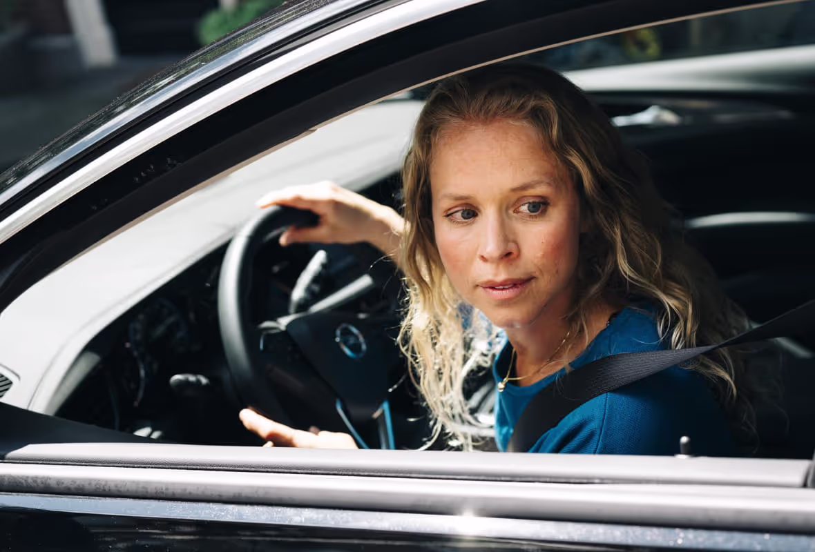 Frau in Auto 