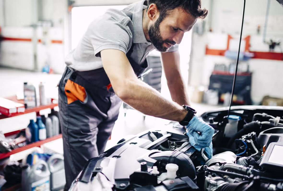 Mann in Werkstatt