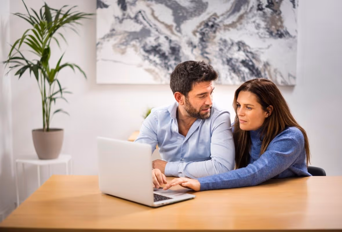 Mann und Frau am Laptop 