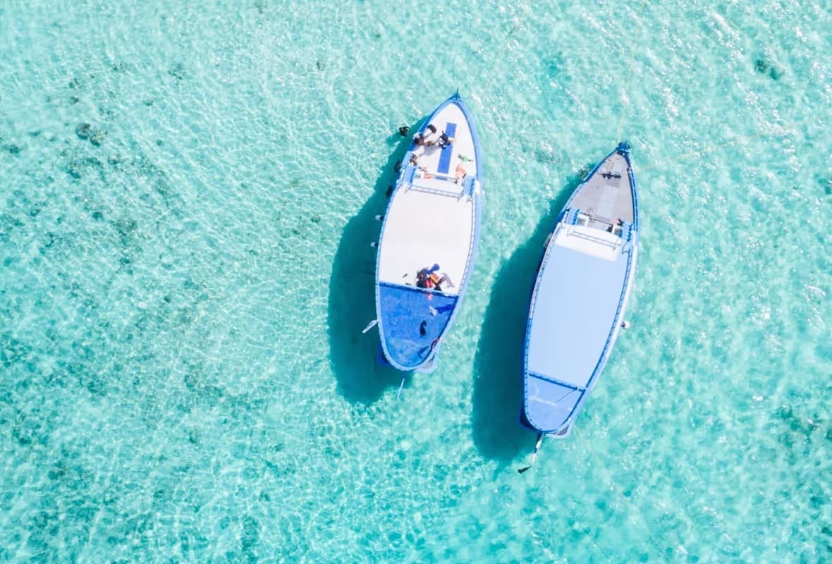 Zwei Boote auf dem Meer