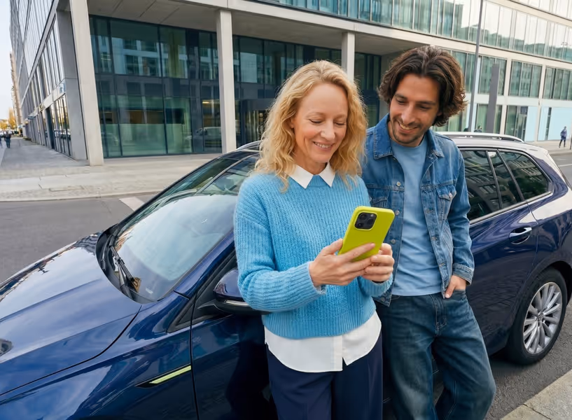 Personen vor Auto