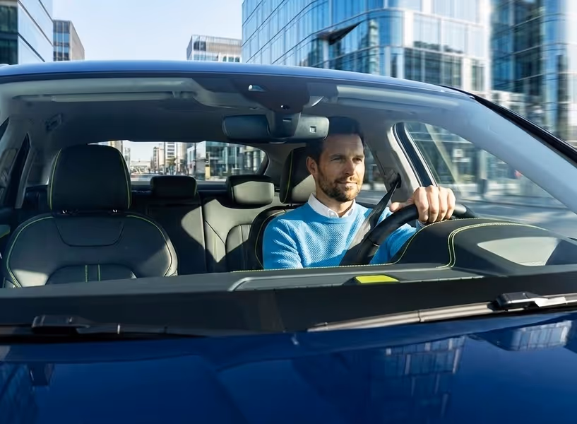 Personen vor Auto