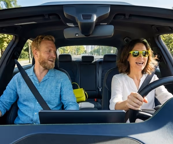 Frau und Mann in Auto