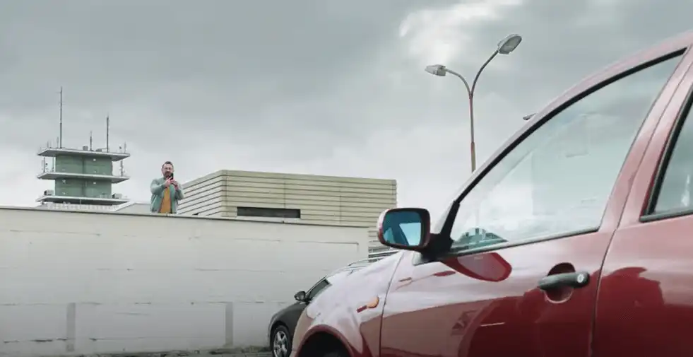 Robby Hunke überblickt den Supermarkt Parkplatz